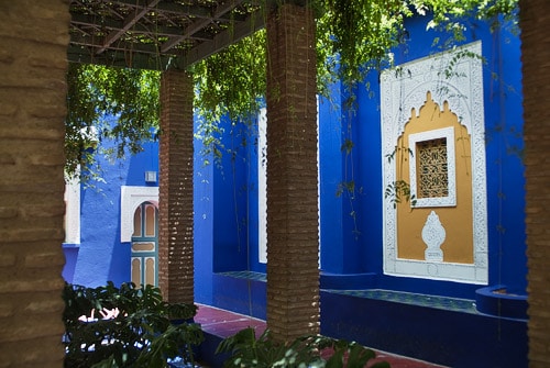 Vista de las ventanas y la colorida pared azul