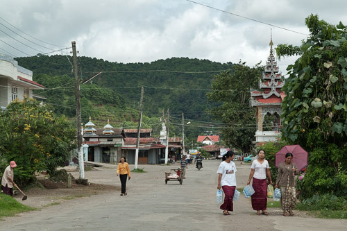 Otra calle de Kalaw con la montaña al fondo