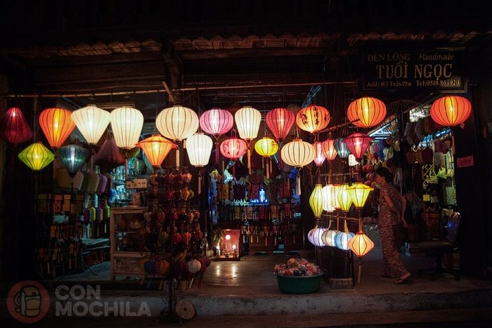 La bonita fachada de la tienda llena de farollillos