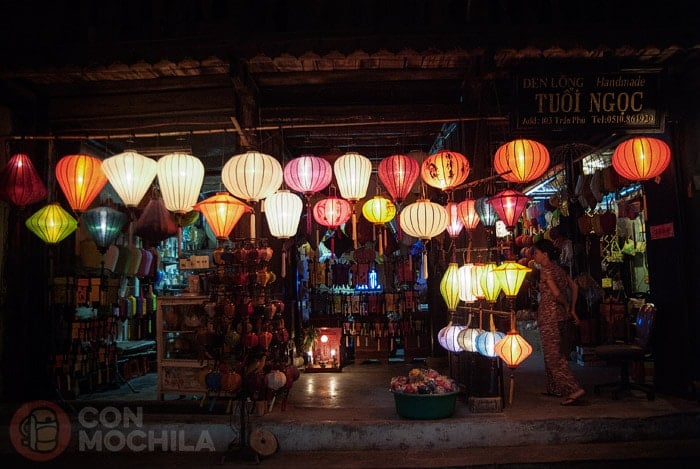 La bonita fachada de la tienda llena de farollillos