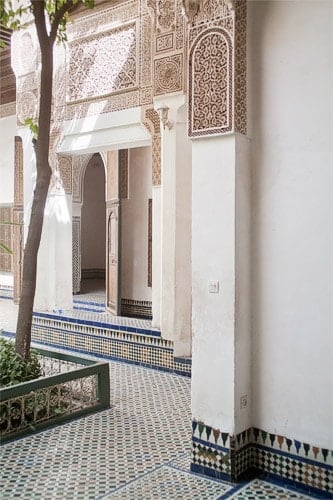 Suelos llenos de azulejos en el jardín