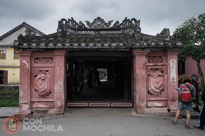 Una de las entradas al puente cubierto de Hoi An