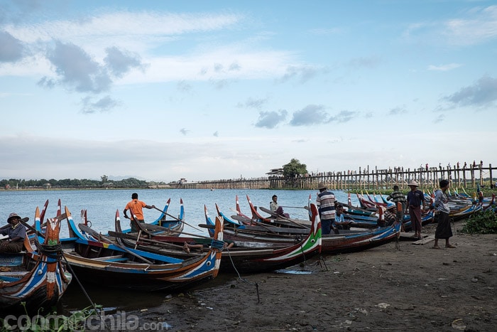 Los barqueros en la orilla del lago