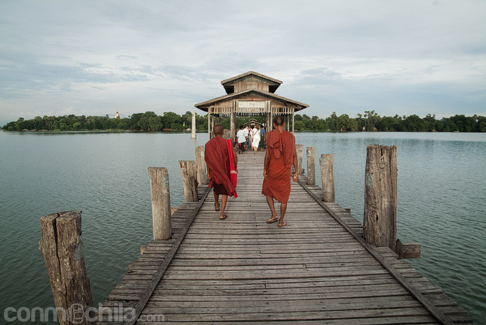 Monjes en el puente de U Bein
