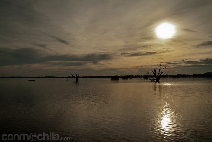 Atardecer sobre el lago