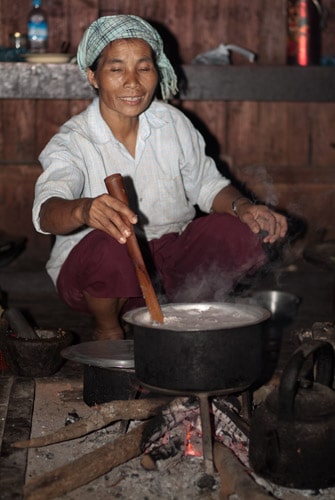Mujer preparando la cena