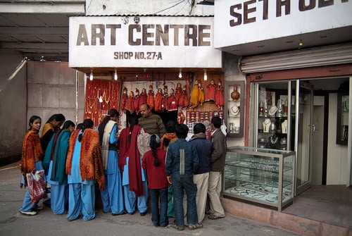 Un grupo de niños comprando en una de las tiendas del Fuerte Rojo