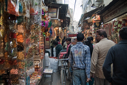 Infinidad de comercios por las calles de Old Delhi