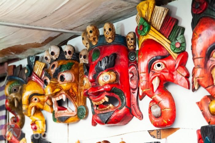 Y unas coloridas máscaras de madera