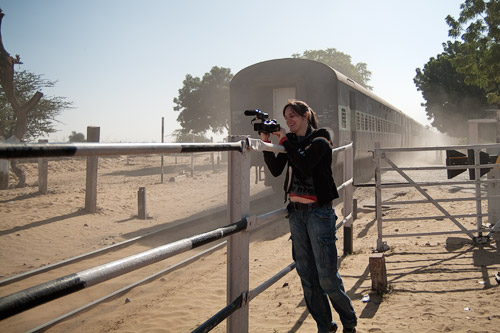 Jugándome el tipo grabando el paso del tren