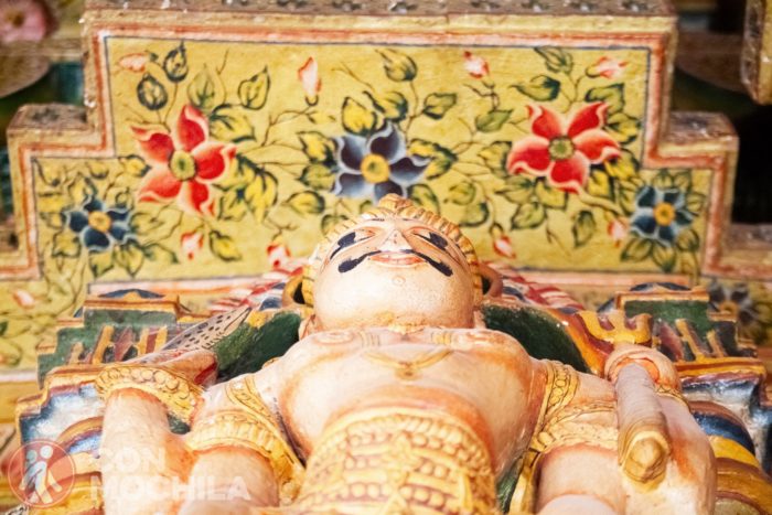 Una de las esculturas de los pilares
