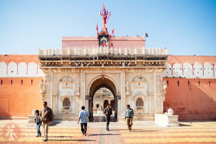 La bonita entrada al templo de las ratas de Karni Mata