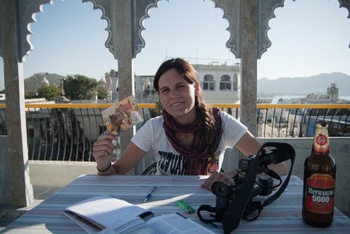 Escribiendo las postales en la terracita