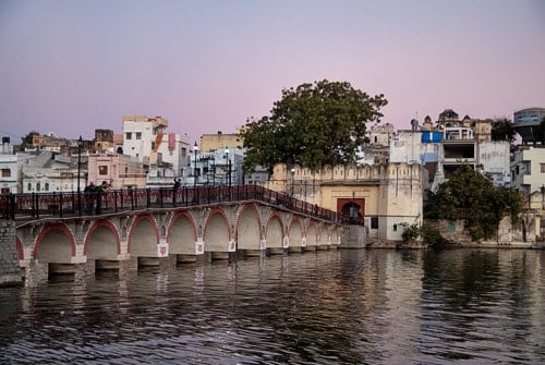 El puente del lago mientras anochece (véis a Carme?)
