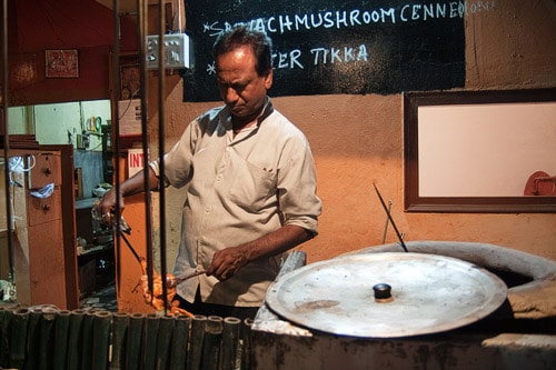 Embadurnando el pollo antes de meterlo en el tandoori