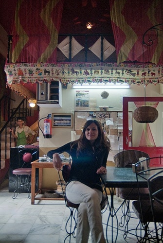 Desayunando en el Lotus Café de Udaipur