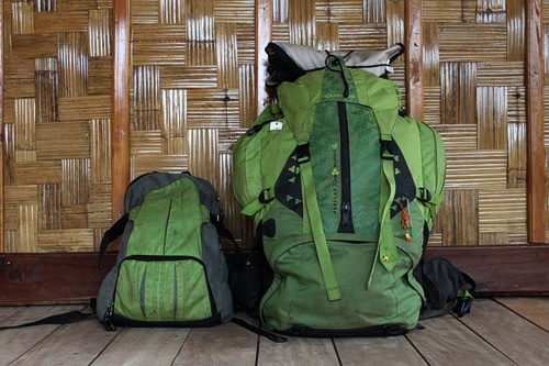 Mochila con carga superior y cremallera