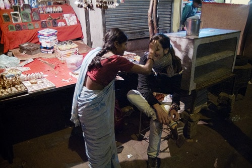 La chica del tenderete pintándome la raya en el pelo