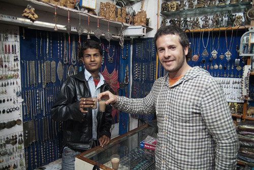 Sheikh y Toni con el prometido chai