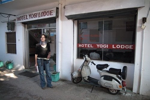 En la puerta del hotel Yogi Logde