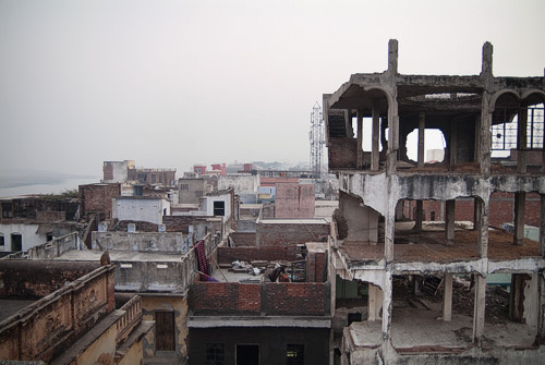 Vistas de la destartalada Varanasi con el Ganges a la izquierda