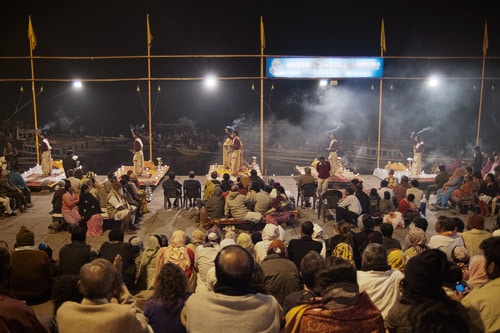 Impresionante espectáculo nocturno a orillas del Ganges