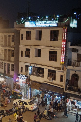 El restaurante está situado en la azotea del hotel Lord Krishna