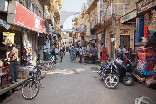 Las estrechas calles llenas de tiendas