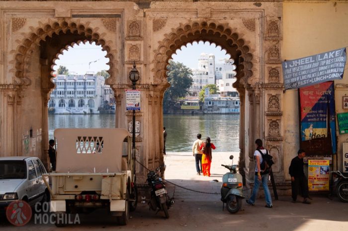 Puerta de acceso a los ghats del lago Pichola