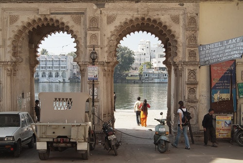Puerta de acceso a los ghats del lago Pichola Puerta de acceso a los ghats del lago Pichola