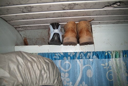Bonito zapatero en el interior del sleeper bus
