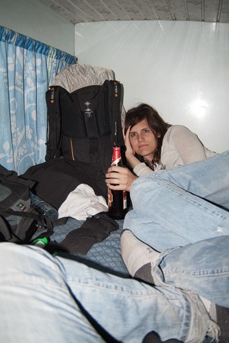Carme literalmente embutida en la cabina del sleeper bus
