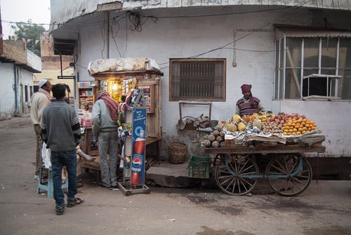 Vendedor de frutas con su carro repleto