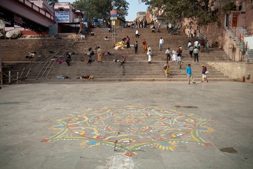Las escalinatas algunos de los sadhus