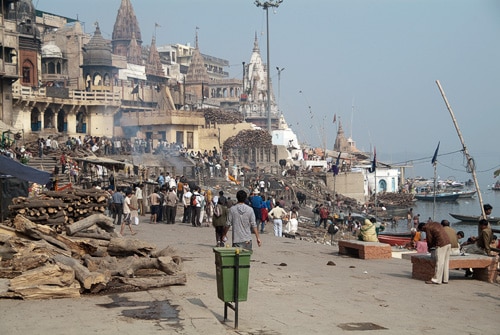 Cremaciones en Manikarnika ghat desde la distancia
