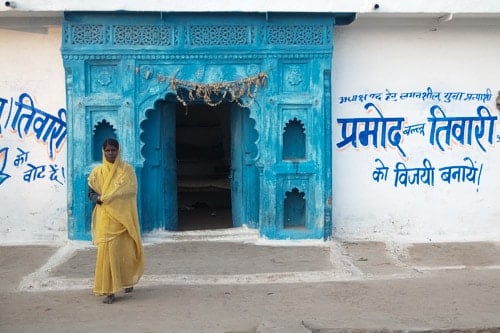 Mujer frente a una fachada en Orchha