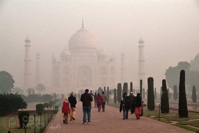 Vista del Taj Mahal con los minaretes, otro clásico que ver en la India