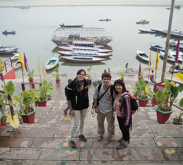 Con Dilek, Jaume y el Ganges de fondo