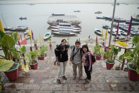 Con Dilek, Jaume y el Ganges de fondo