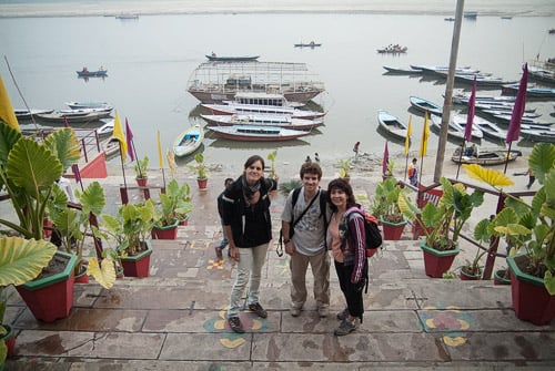 Con Dilek, Jaume y el Ganges de fondo