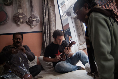 Toni en la tienda de sittars de Varanasi