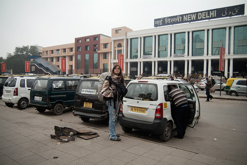 Pillando el taxi de buena mañana en New Delhi