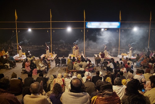 Panorámica de la ceremonia con el Ganges de fondo Panorámica de la ceremonia con el Ganges de fondo