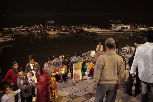 Los espectadores de las barcas en el Ganges Los espectadores de las barcas en el Ganges