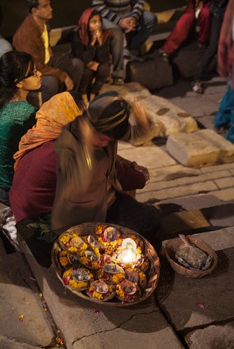 Vendedor de flores y velas Vendedor de flores y velas