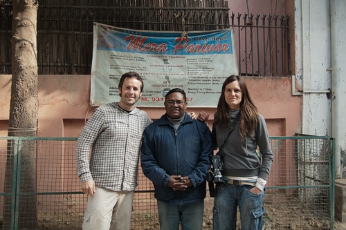 Una foto junto con Anil a la puerta de Mera Parivar