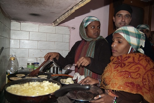 Las futuras cocineras bajo la surpervisión de Guillermo