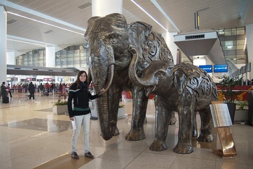 En el aeropuerto Indira Ganhi con... nuestra señal de futuro viaje??