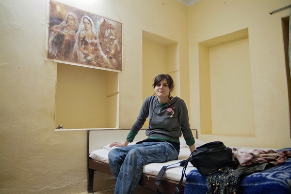 Carme con cara de sueño y la decoración de la habitación