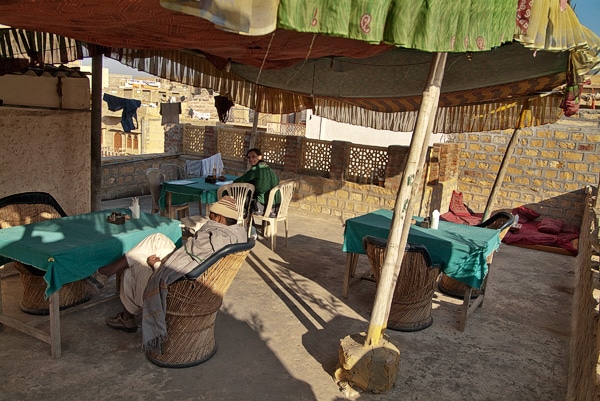 Restaurante de la azotea con su toldo de colores